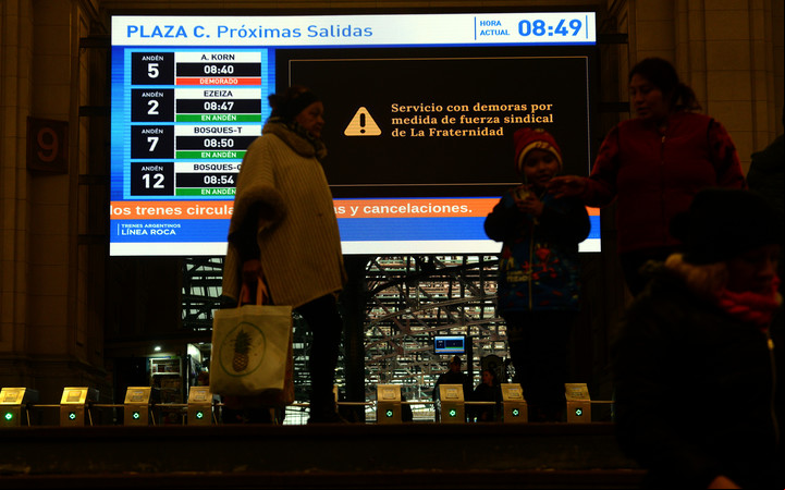 Demoras y cancelaciones en la estación Plaza Constitución. Foto: Luciano Thieberger