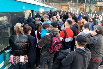 Siguen las cancelaciones y demoras en los trenes en plena hora pico por una inusual medida de fuerza