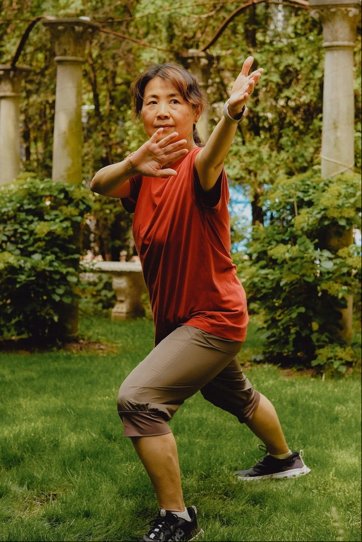 El Tai chi es un gran ejercicio para practicar sin ningún tipo de equipo. Foto Isabelle Zhao para The New York Times.