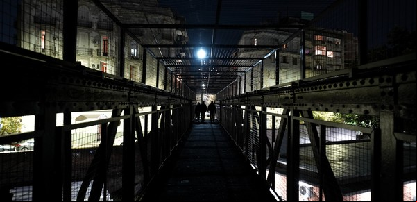 El puente que nadie quiere cruzar: oscuridad, vandalismo y miedo sobre las vías del tren Sarmiento