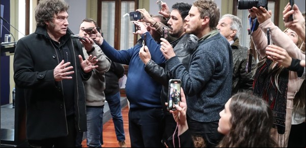 Milei, el caudillo digital y la angustia popular
