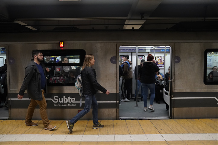 De golpe, el Subte pasó a ser la opción más cara para viajar. Foto: Maxi Failla.