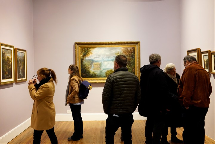 Qince pinturas y un plano, más un video en loop, entre otras piezas, recrean el universo que el pintor científico retrató en esta región, a la que llegó a los 28 años.