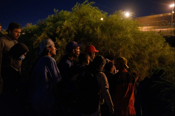 Migrantes en Ciudad Juárez, México, esperando un momento oportuno para cruzar la frontera entre Estados Unidos y México, el martes, la noche en que entró en vigor la orden ejecutiva firmada por el presidente Biden. La orden impide que los migrantes soliciten asilo cuando aumenta su número. Foto Paul Ratje para The New York Times
