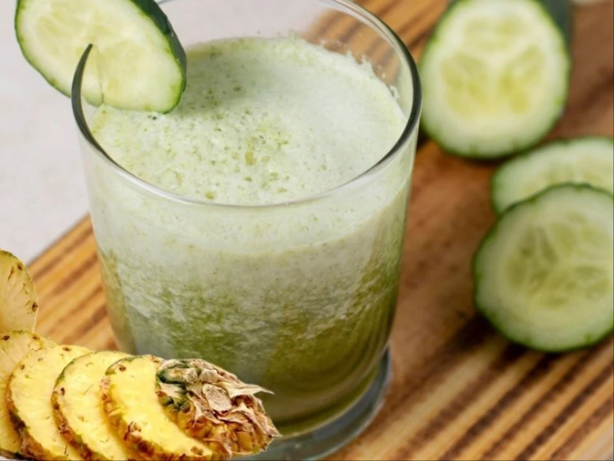 Qué beneficios tiene el jugo de piña con pepino y en qué momento del día tomar