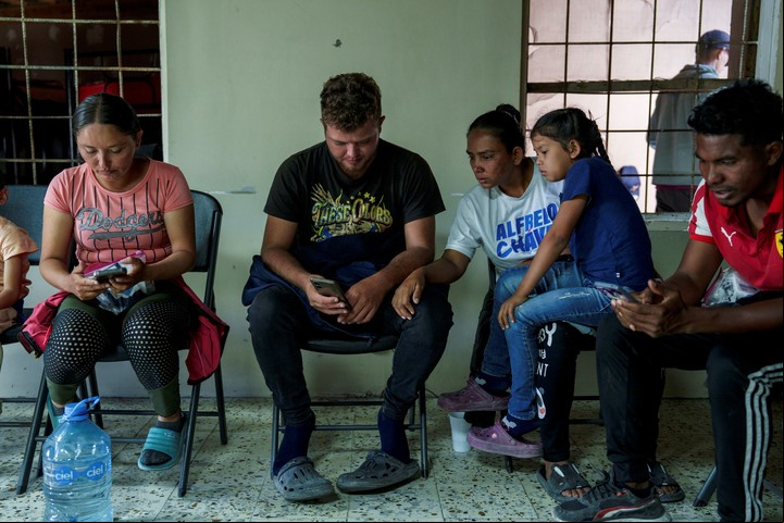 De izquierda a derecha, Carolina Mejilla Pineda, de 36 años; Wilson López, de 22, y María Dolores García, de 34, en un albergue de Ciudad Juárez el miércoles. El grupo planea utilizar la aplicación CBP One para obtener una cita para entrar en Estados Unidos.  Foto Paul Ratje para The New York Times