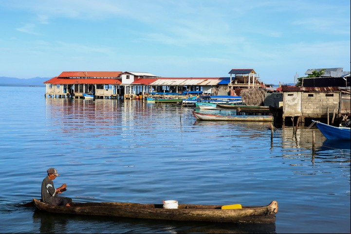 Un hombre se deplaza en una canoa en Gardi Sugdub (Panamá). Foto EFE