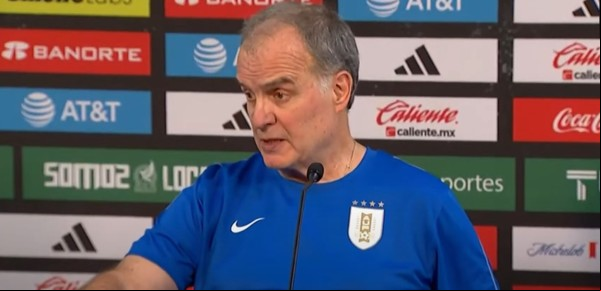 Uruguay humilló a México, lo goleó 4-0 y Bielsa atendió al DT rival por no jugar "con su máximo poderío"