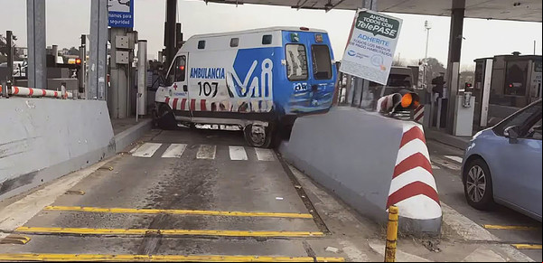 Choque de una ambulancia en el peaje de  Oeste: murió una mujer que volvía de hacerse diálisis