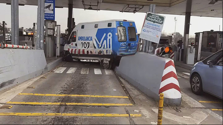 La ambulancia chocó en la Autopista Gaona. Foto: captura TN.