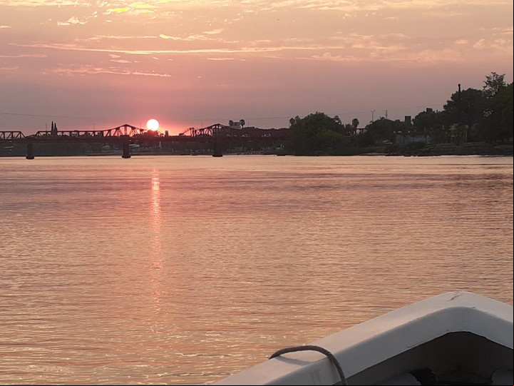 Vista desde el río del puente de hierro que une el centro de la ciudad con el Parque Unzué.