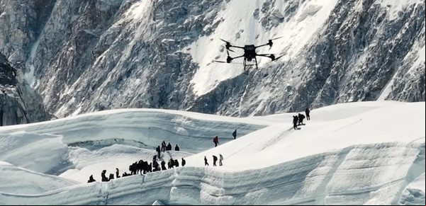 Por primera vez en la historia un dron hizo una entrega a 6.000 metros de altura en el Monte Everest