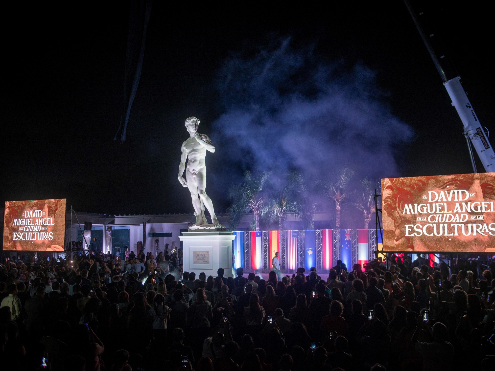Las luces de la ciudad de Resistencia, en un evento cultural. Palabras únicas que escucharás en la provincia de Chaco. (Foto  Fundación Urunday,  replica del David de Miguel Ángel.)