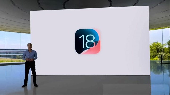 Craig Federighi, ingeniero de Apple, con los anuncios.