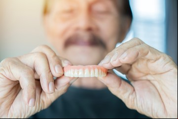Las 4 etapas que enfrentan los adultos mayores ante la pérdida de dientes