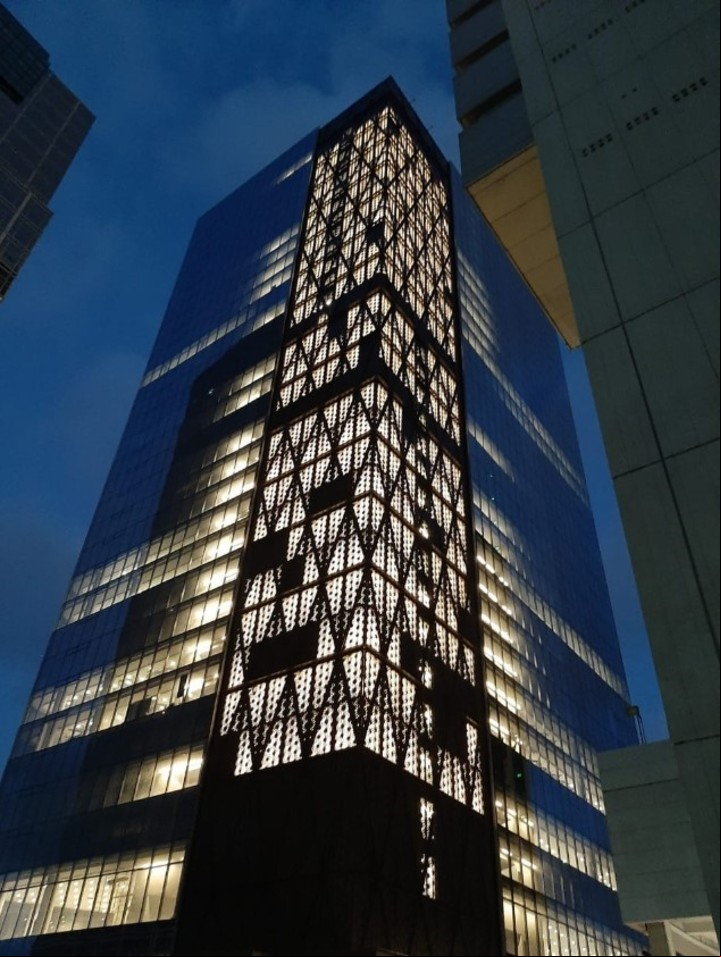 El edificio "200 Della Paolera" diseñado por el estudio M/SG/S/S/S/V y trepado por un influencer polaco. Foto: IRSA