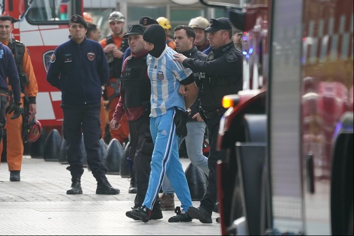El momento en el que la Policía de la Ciudad se lleva preso a Marcin Banot. Foto Juano Tesone