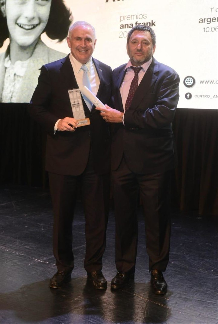 Marc Stanley, embajador de Estados Unidos en Argentina, recibiendo su Premio Ana Frank de manos de Gabriel Hochbaum.