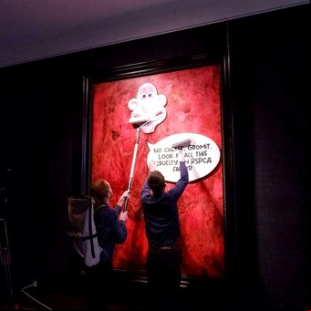 Animalistas vandalizaron el nuevo retrato del rey  Carlos III de Reino Unido
