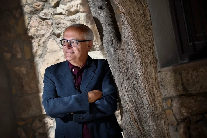 Una antología revela la comunión de vampiros y poetas. El editor Antonio Lafarque posa durante la entrevista con EFE en Almería, con motivo de la presentación de la antología poética “La sombra de Drácula” (Reino de Cordelia). EFE/ Carlos Barba