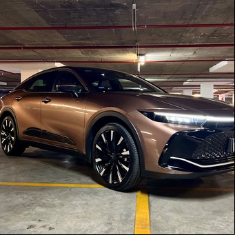 Cómo es el Crown, el nuevo auto de alta gama con tres motores de Toyota para Argentina
