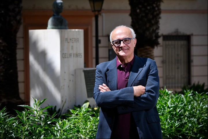 Una antología revela la comunión de vampiros y poetas. El editor Antonio Lafarque posa durante la entrevista con EFE en Almería, con motivo de la presentación de la antología poética “La sombra de Drácula” (Reino de Cordelia). EFE/ Carlos Barba