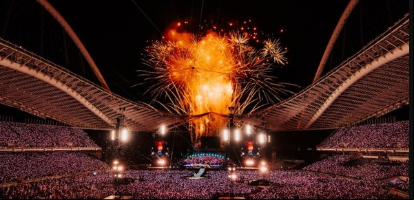 Dramático momento en un show de Coldplay: un fan tropezó con las luces al tratar de subir al escenario y cayó al vacío