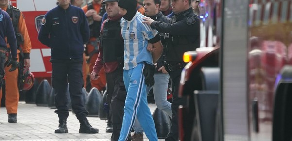 Liberan al polaco que escaló un edificio de 30 pisos en Retiro: el acuerdo al que llegó