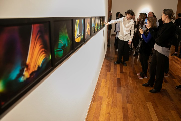 En el principio fue la magia, recorrida acompañada por el curador Francisco Medail. Foto: Federico Kaplun, gentileza CCK.