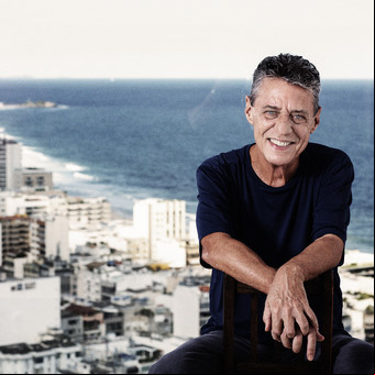 El brasileño Chico Buarque llega a los 80 años más cerca de la literatura que de la música