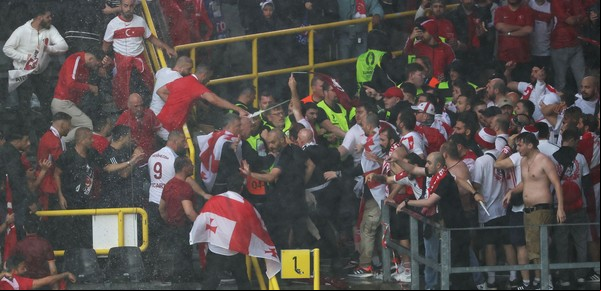 La otra cara de la Eurocopa: detrás de los goles, el racismo y la violencia se citan en cada rincón de Alemania