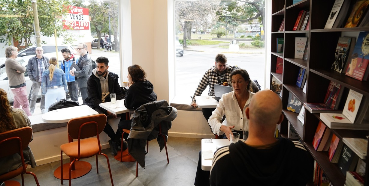 Con vinos, con talleres o con música, tres librerías que se animan a más