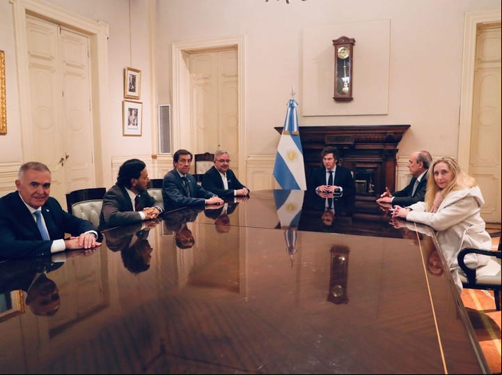 Javier y Karina Milei y Guillemro Francos con gobernadores de Tucumán, Salta, Jujuy y Catamarca.