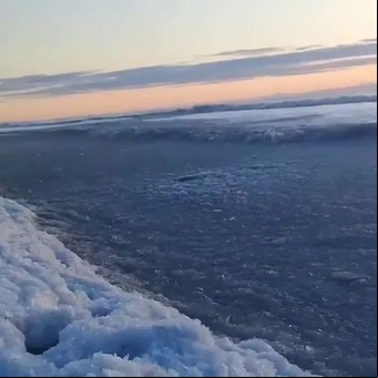 Frío extremo en la Argentina: por las bajas temperaturas se congelaron las olas del mar en Tierra del Fuego 