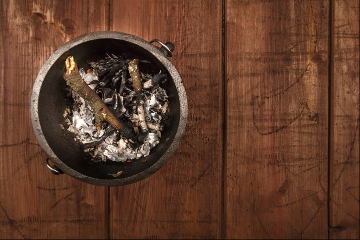 Si el humo cambia de color o de dirección repentinamente, es porque el lugar está especialmente cargado. Foto: ilustración Shutterstock.