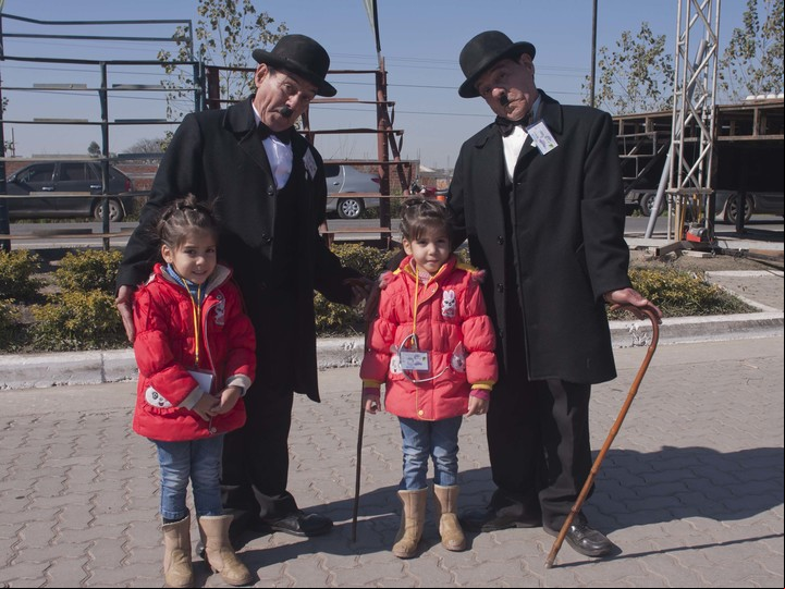 Miguel Ángel y Juan José Aguilar con Valentina y Miranda Rico en la edición 2012 de la fiesta. Foto: Turismo Tucumán.