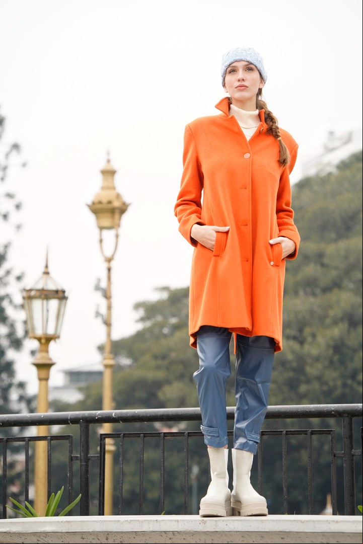 Naranja. Tapado y gorro (Perramus), polera (Garófalo), pantalones babuchas de cuero (Anna Rossatti) y botas veganas (Urban Cow). Foto: Ariel Grinberg.