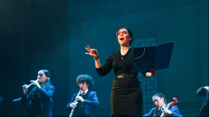 Angela Leiva, como la directora del colegio, canta decididamente muy bien.