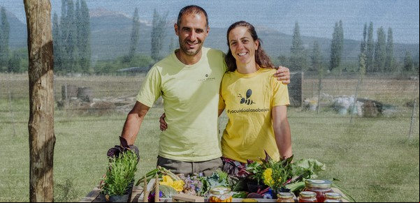 Son pareja, viven en un lugar de ensueño y producen miel con el sabor de las flores de la Patagonia