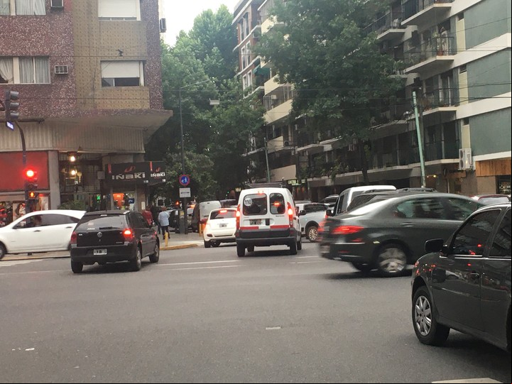 Embotellamientos en Caballito por la barrera de García Lorca. La esquina de Rivadavia, a 150 metros del paso a nivel que se convertirá en sapito, colapsa en las horas pico.