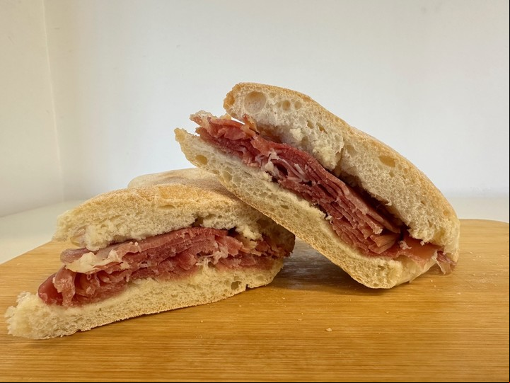 Sándwich de jamón crudo, un infalible.
