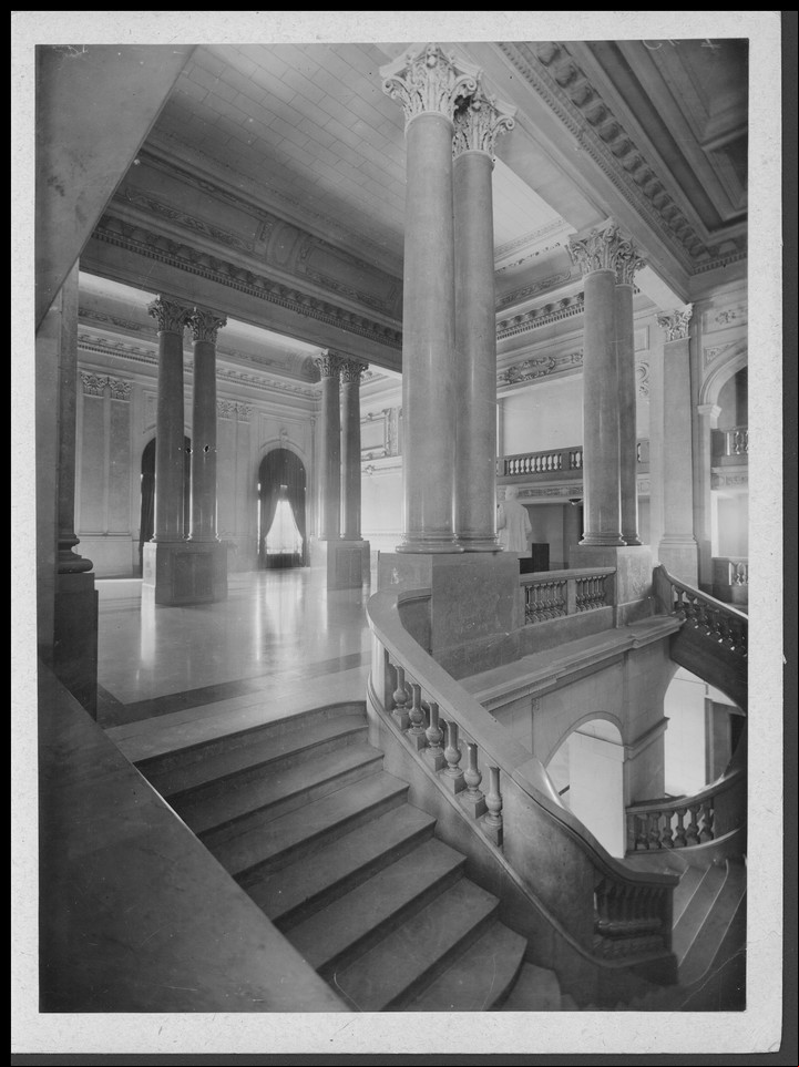 Escalinatas interiores del Instituto Bernasconi. Foto cedida a Clarín por el Archivo General de la Nación AGN