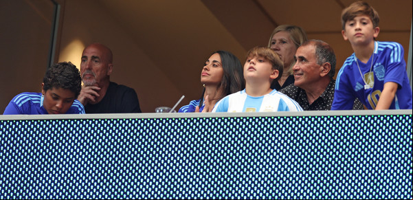 Antonela Roccuzzo y sus hijos, todos de azul, con la 10 de Messi y en el palco para ver Argentina vs Ecuador