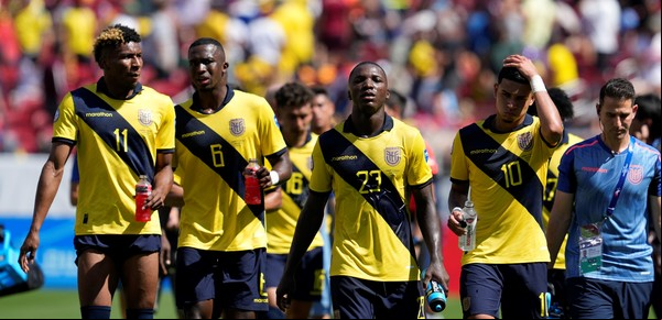 Ecuador es una bomba de tiempo en la previa de Argentina: piñas entre referentes, cruces con los hinchas y un DT con un pie afuera