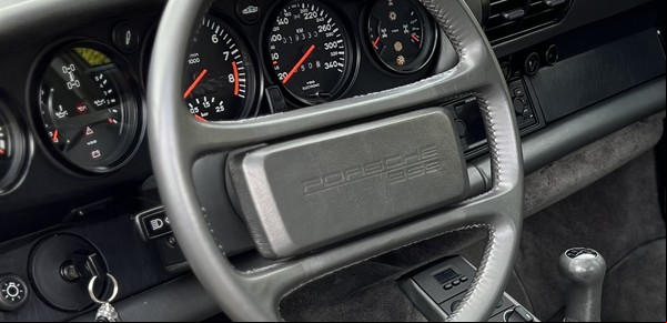 Fin del mito: la verdadera razón de por qué los Porsche tienen la llave de arranque a la izquierda del volante