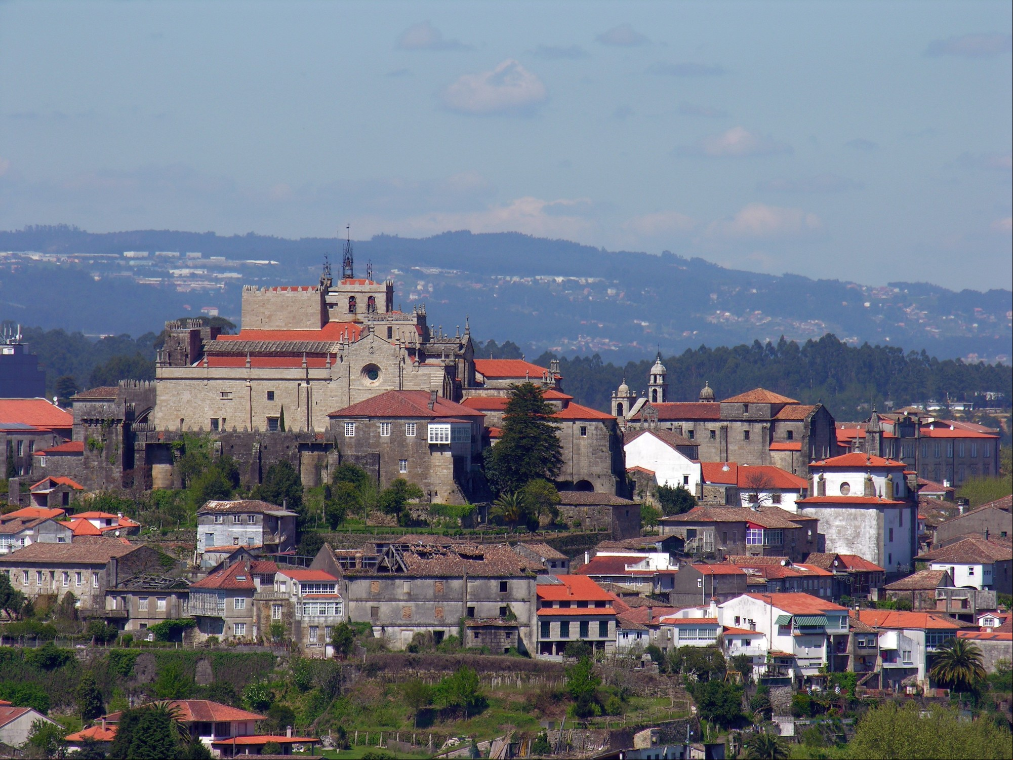 Tui, ciudad de frontera en Pontevedra, España./ Imagen de Luis Miguel Bugallo Sánchez (Lmbuga Commons).