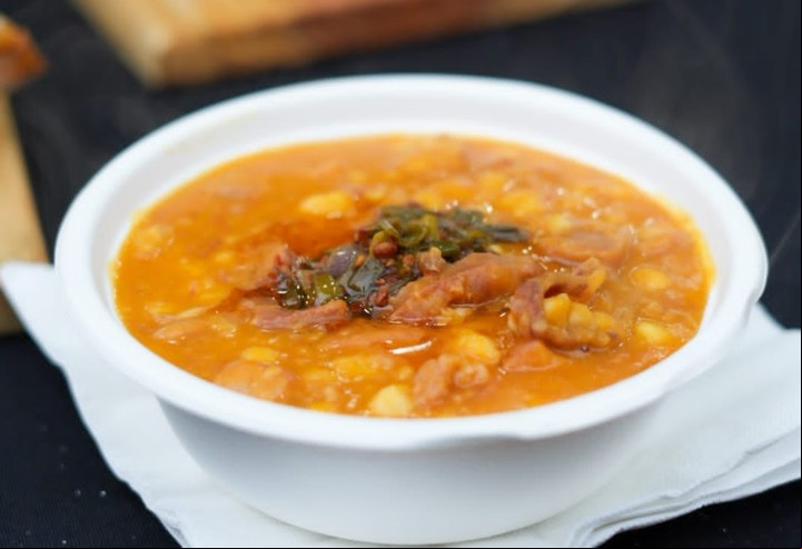 La Dorita ofrece un "superlocro" con múltiples cortes de cerdo y carnes. Foto: Archivo Clarín.