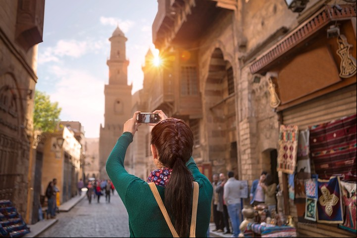 A la búsqueda de buenas tarifas para viajar. Foto Shutterstock