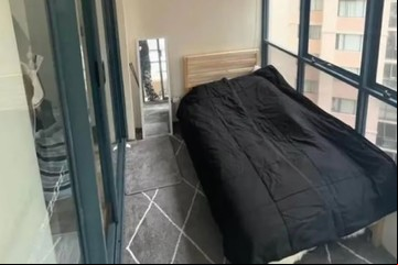 El absurdo monto en dólares que pidió un propietario para alquilar su balcón con un colchón