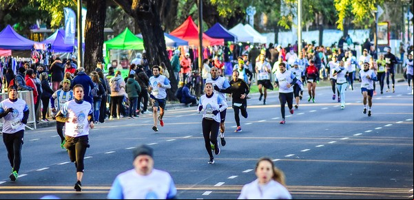 A pesar del frío, hubo mucho calor y color en los 9k de la Independencia